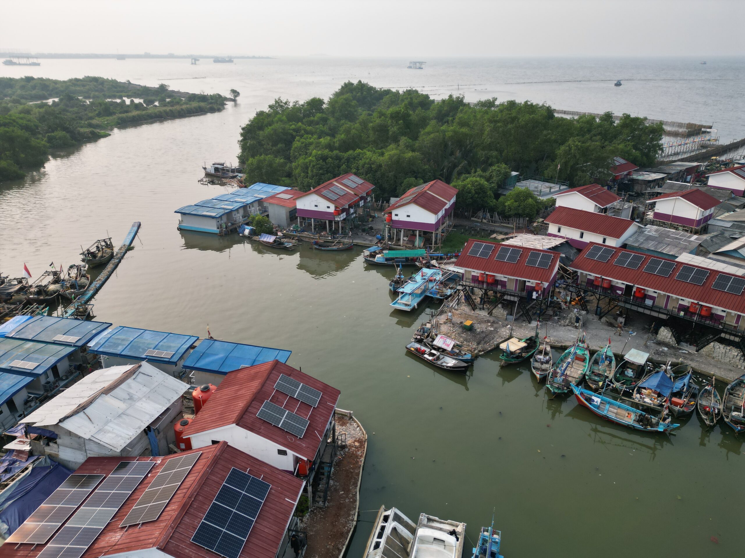 Revolusi Hijau Muara Angke 170 Rumah Panggung dan Rumah Apung Bertenaga Surya Nikmati Listrik Gratis PLTS Volt Solar EPC Jakarta Medan