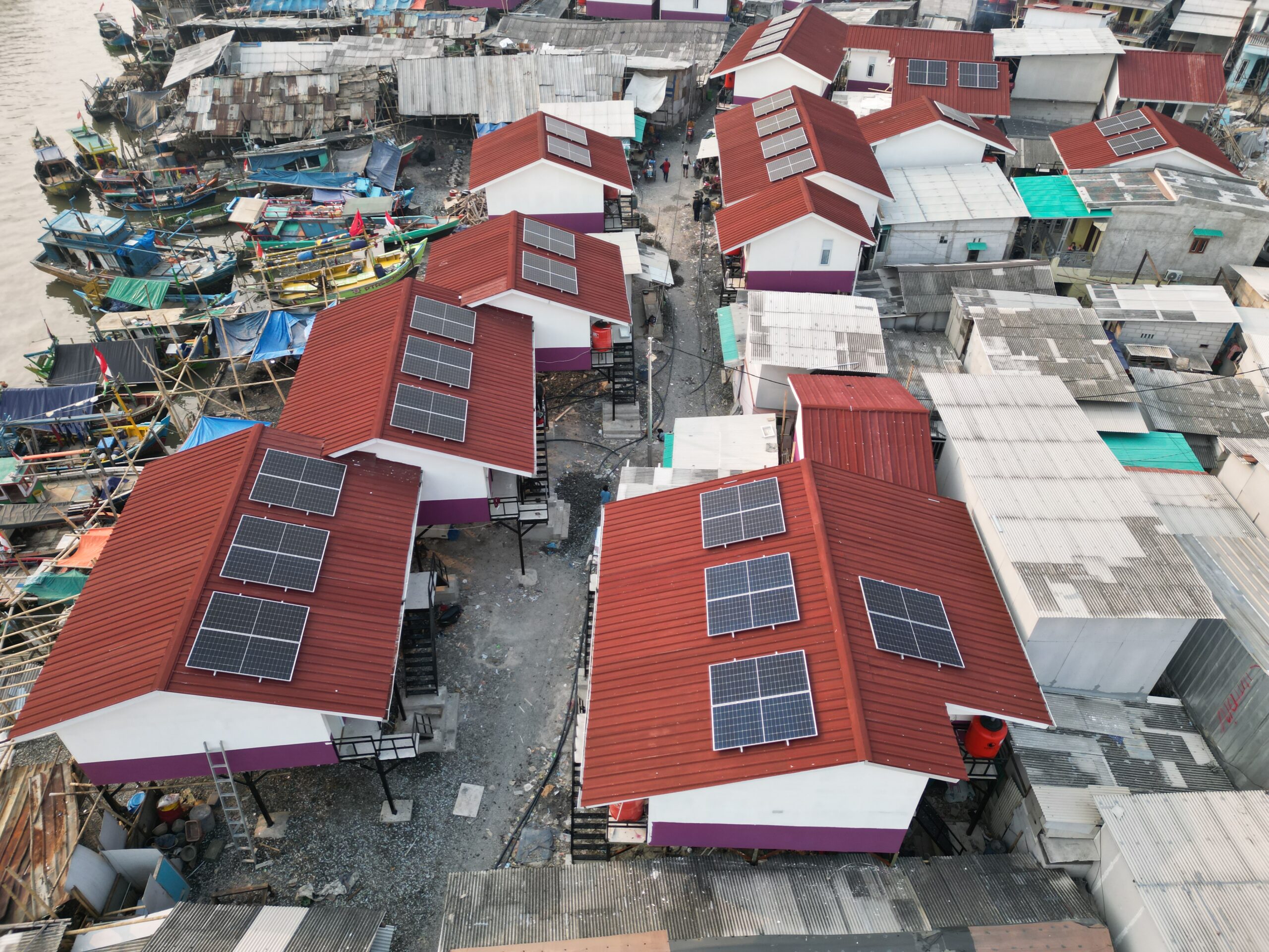 Revolusi Hijau Muara Angke 170 Rumah Panggung dan Rumah Apung Bertenaga Surya Nikmati Listrik Gratis PLTS Volt Solar EPC Jakarta Medan